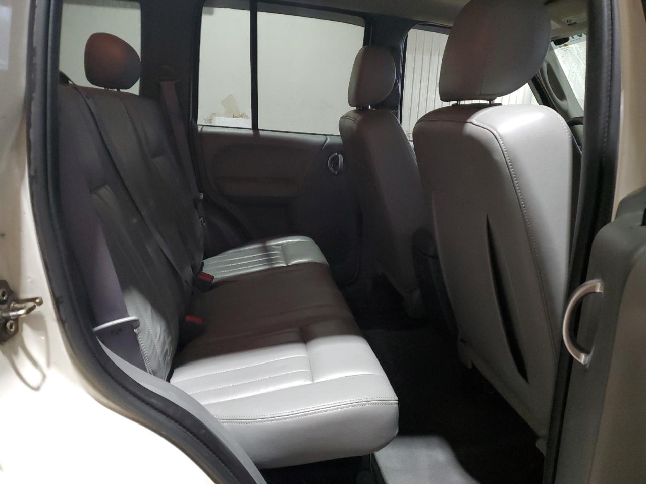 2006 Jeep Liberty (North America) - Image 11
