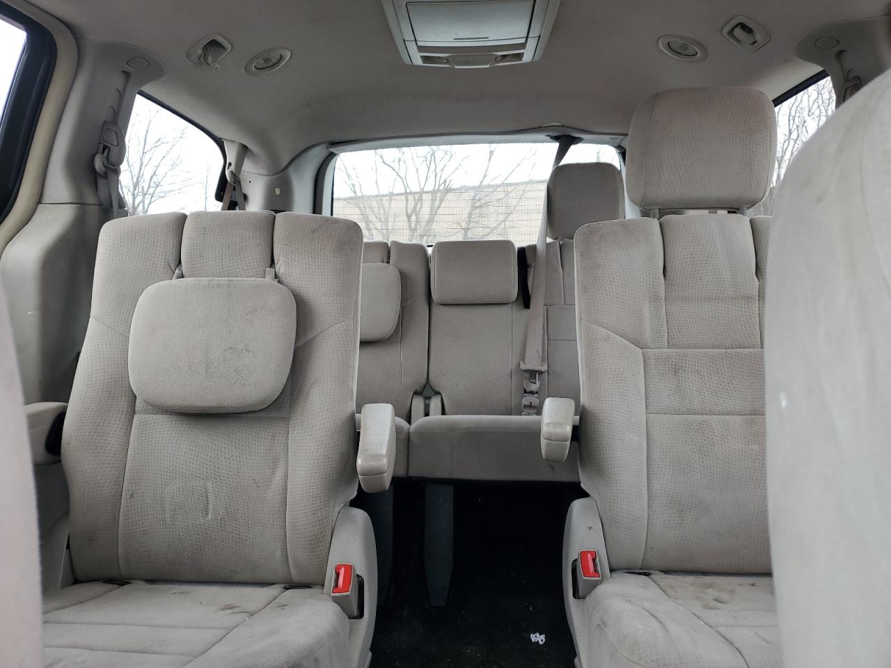 2011 Chrysler Town & Country - Image 10