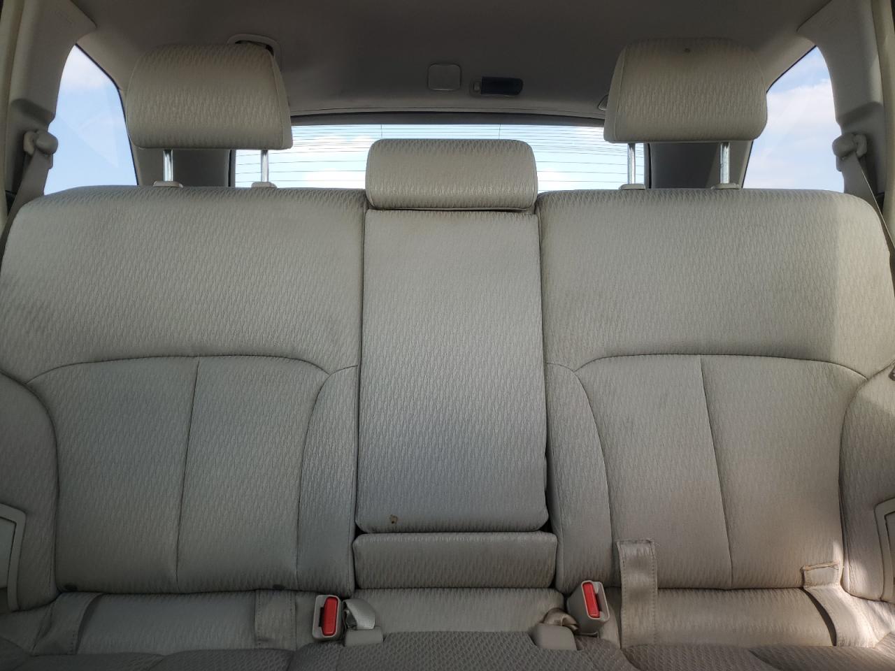 2012 Subaru Outback - Image 10