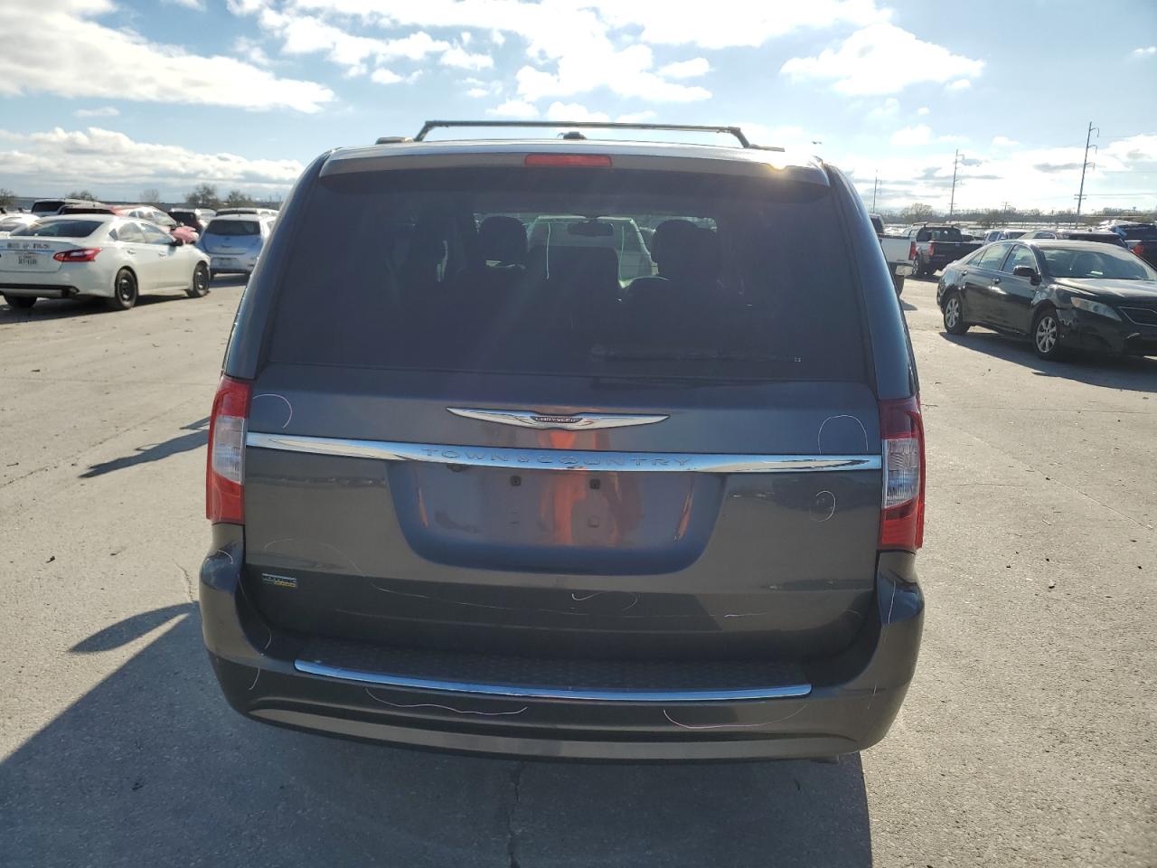 2015 Chrysler Town & Country - Image 6