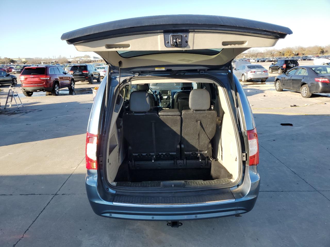 2012 Chrysler Town & Country - Image 6
