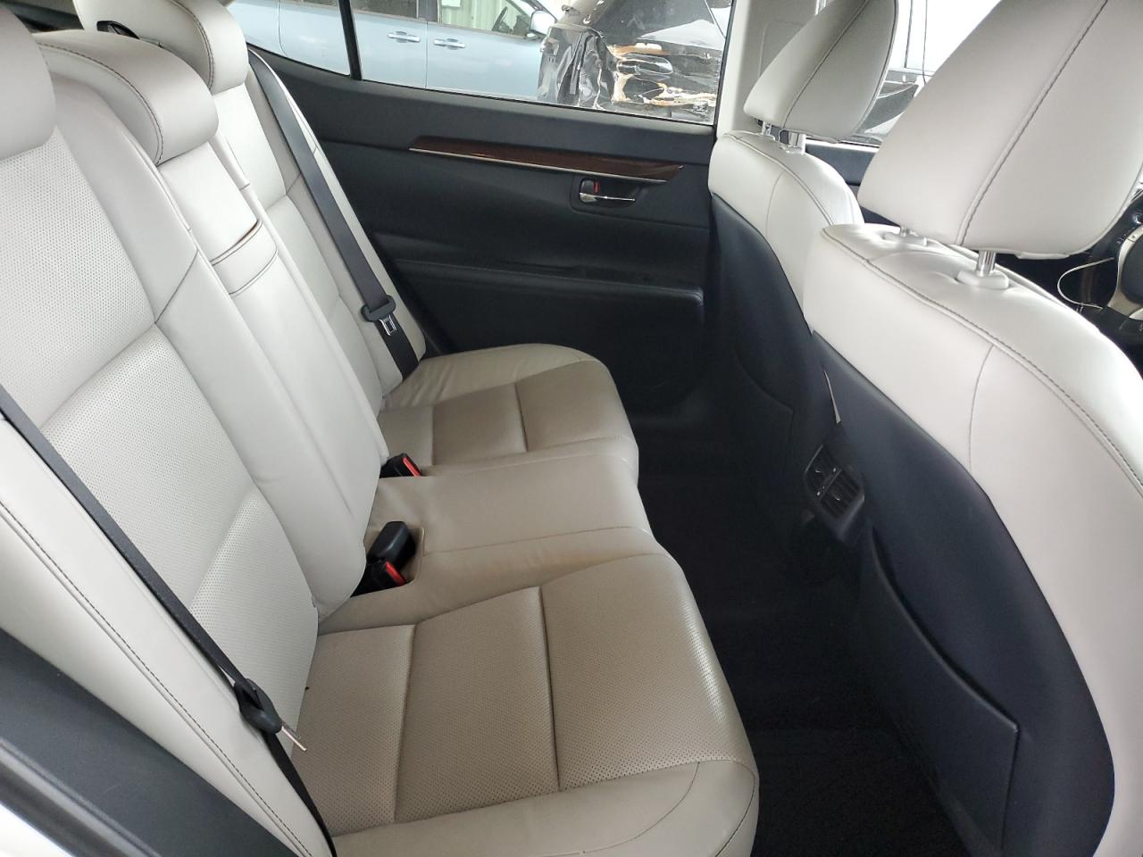 2015 Lexus ES - Image 10