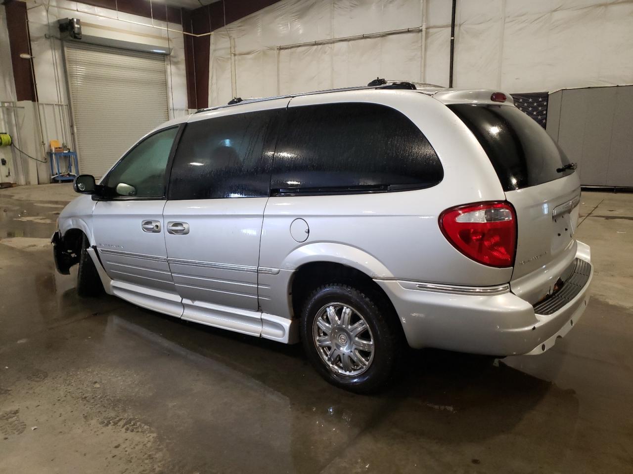 2005 Chrysler Town & Country - Image 2