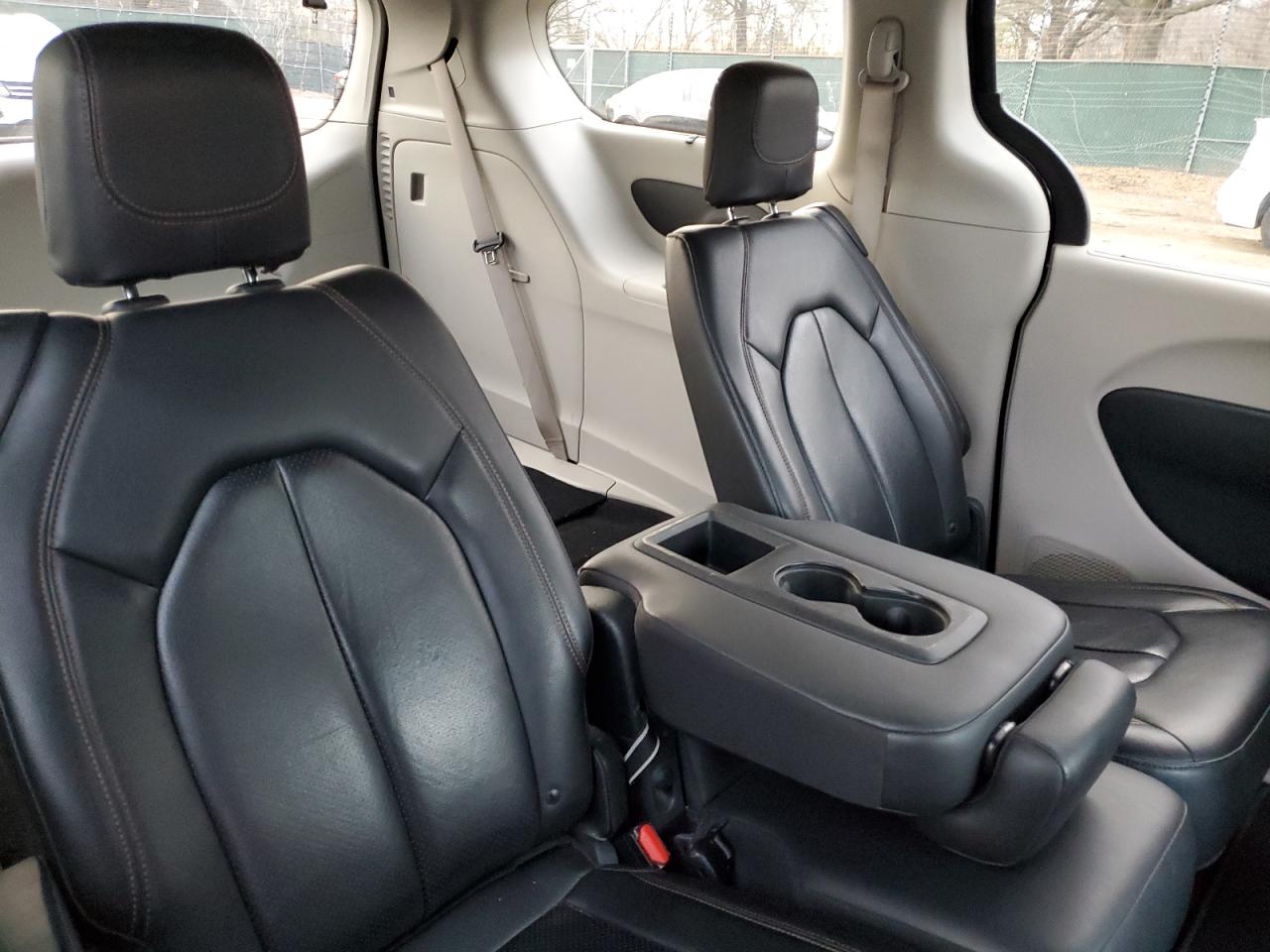 2018 Chrysler Pacifica - Image 11