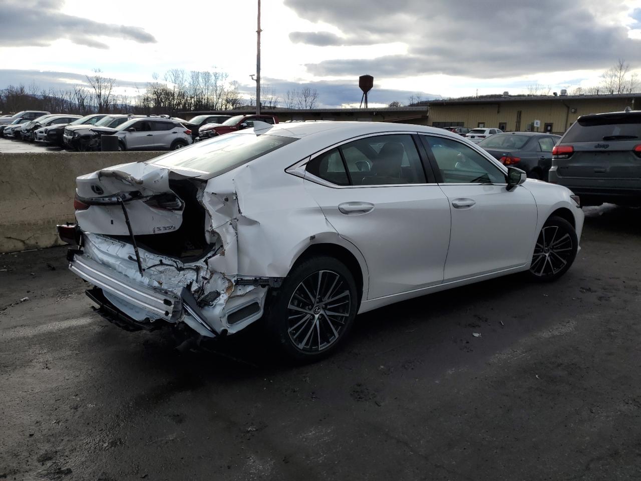 2024 Lexus ES - Image 3