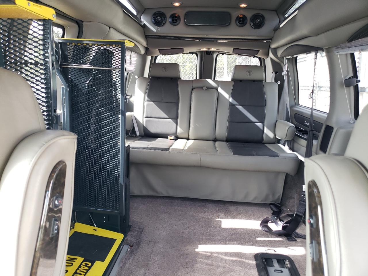 2018 GMC Savana - Image 10