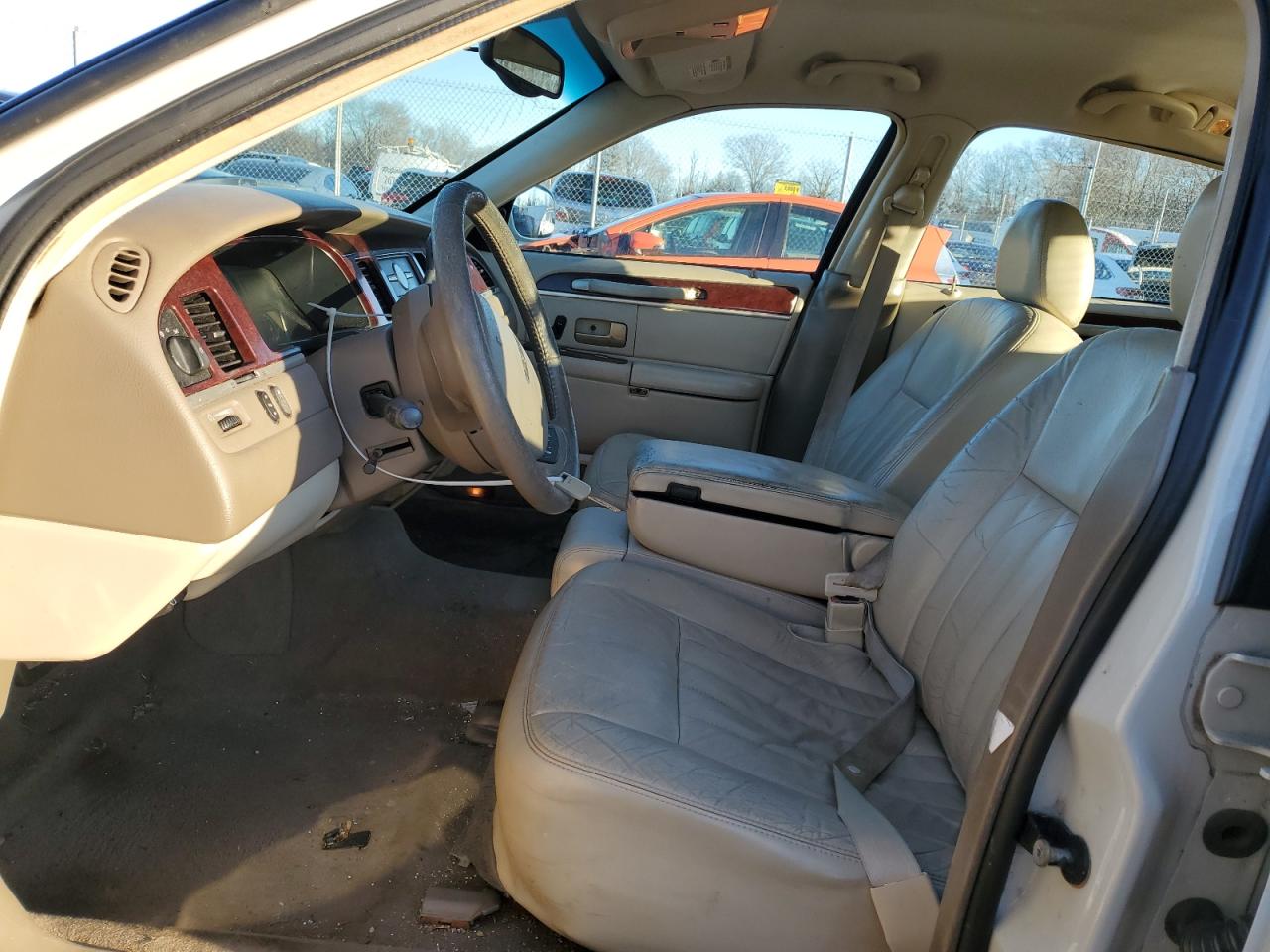 2005 Lincoln Town Car - Image 7