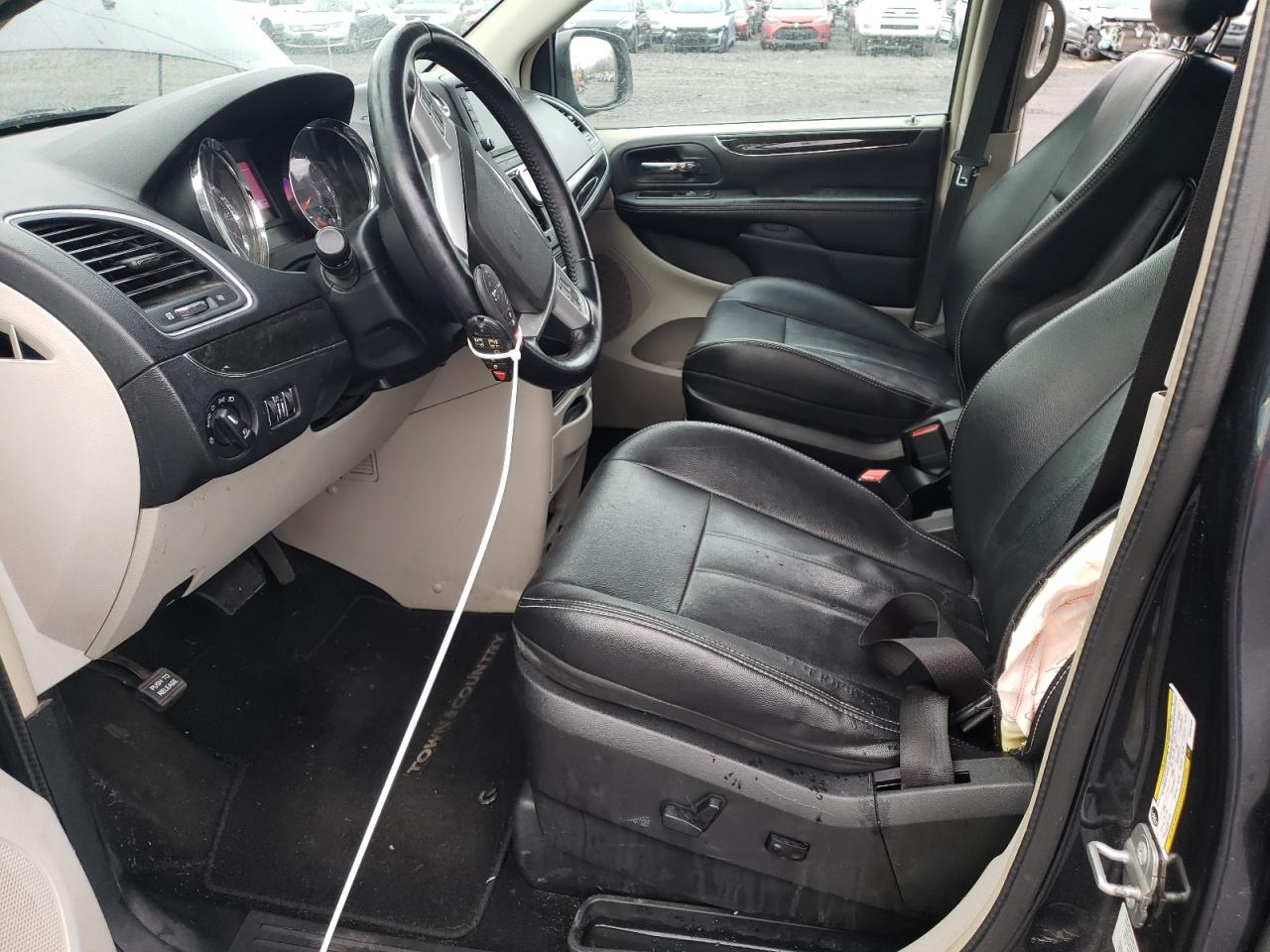 2014 Chrysler Town & Country - Image 7