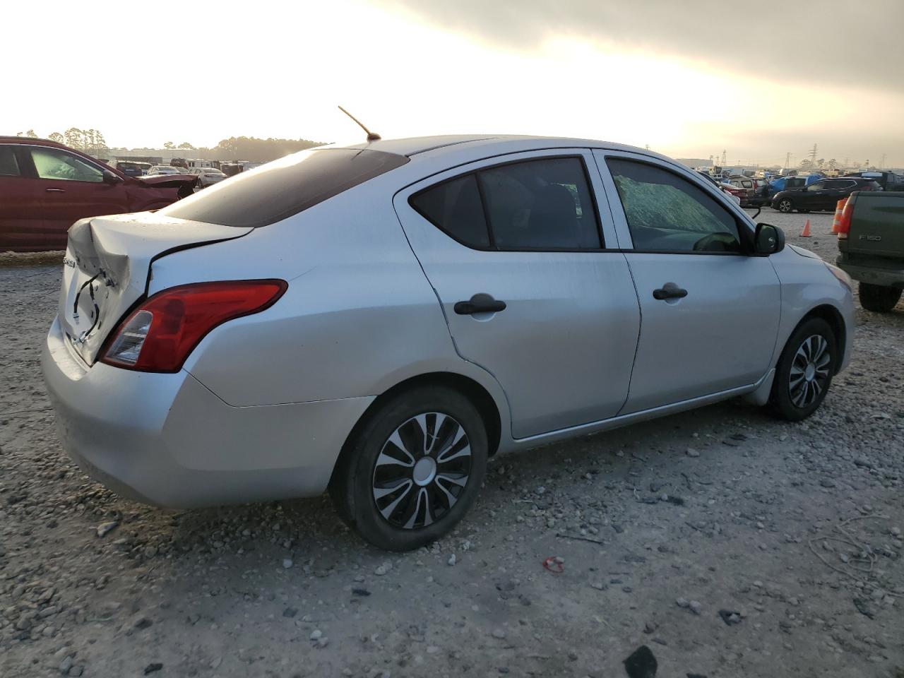 2015 Nissan Versa - Image 3