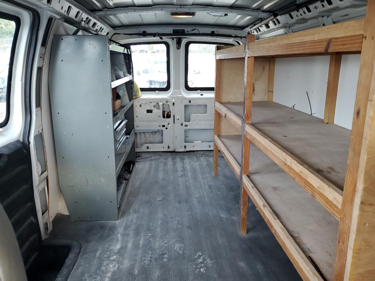 2003 Chevrolet Express - Image 10
