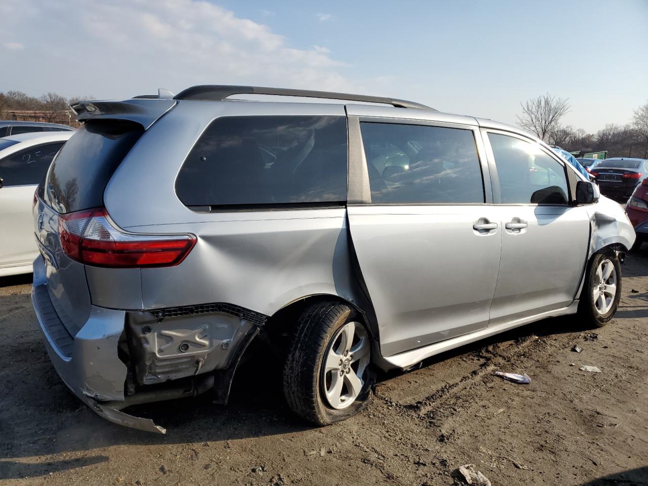 2018 Toyota Sienna - Image 3