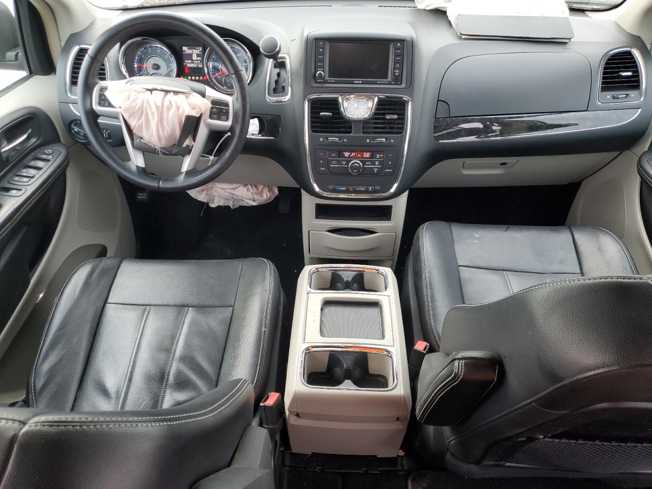 2014 Chrysler Town & Country - Image 8