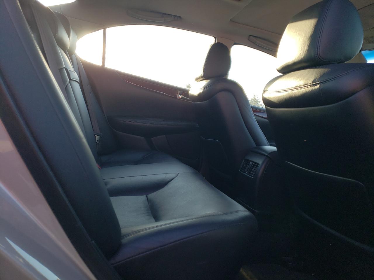 2005 Lexus ES - Image 10