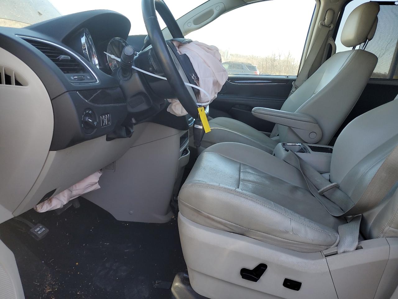 2015 Chrysler Town & Country - Image 7