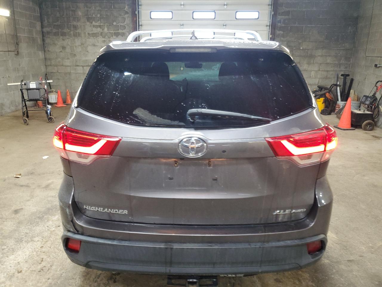 2017 Toyota Highlander - Image 6
