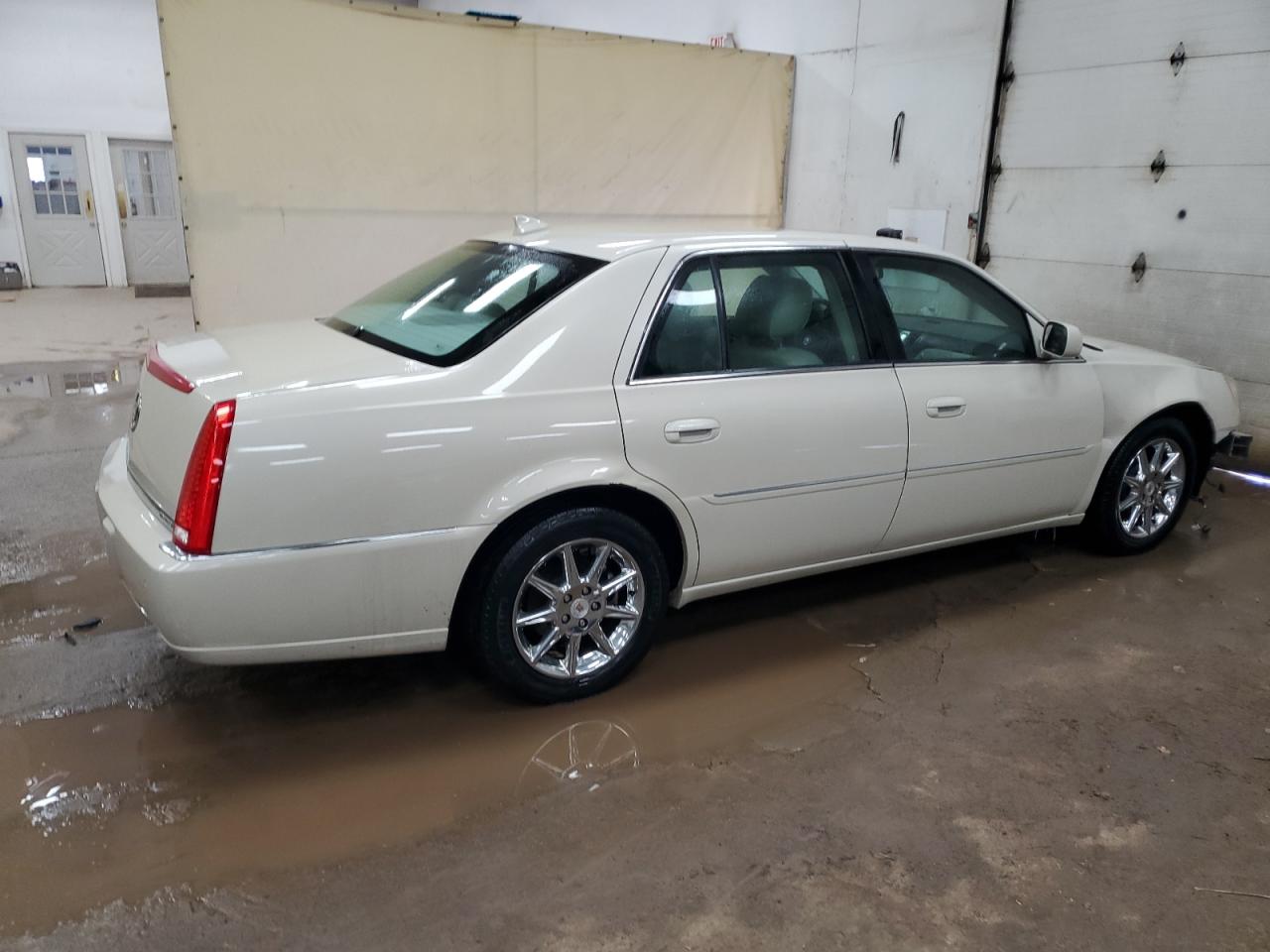 2011 Cadillac DTS - Image 3