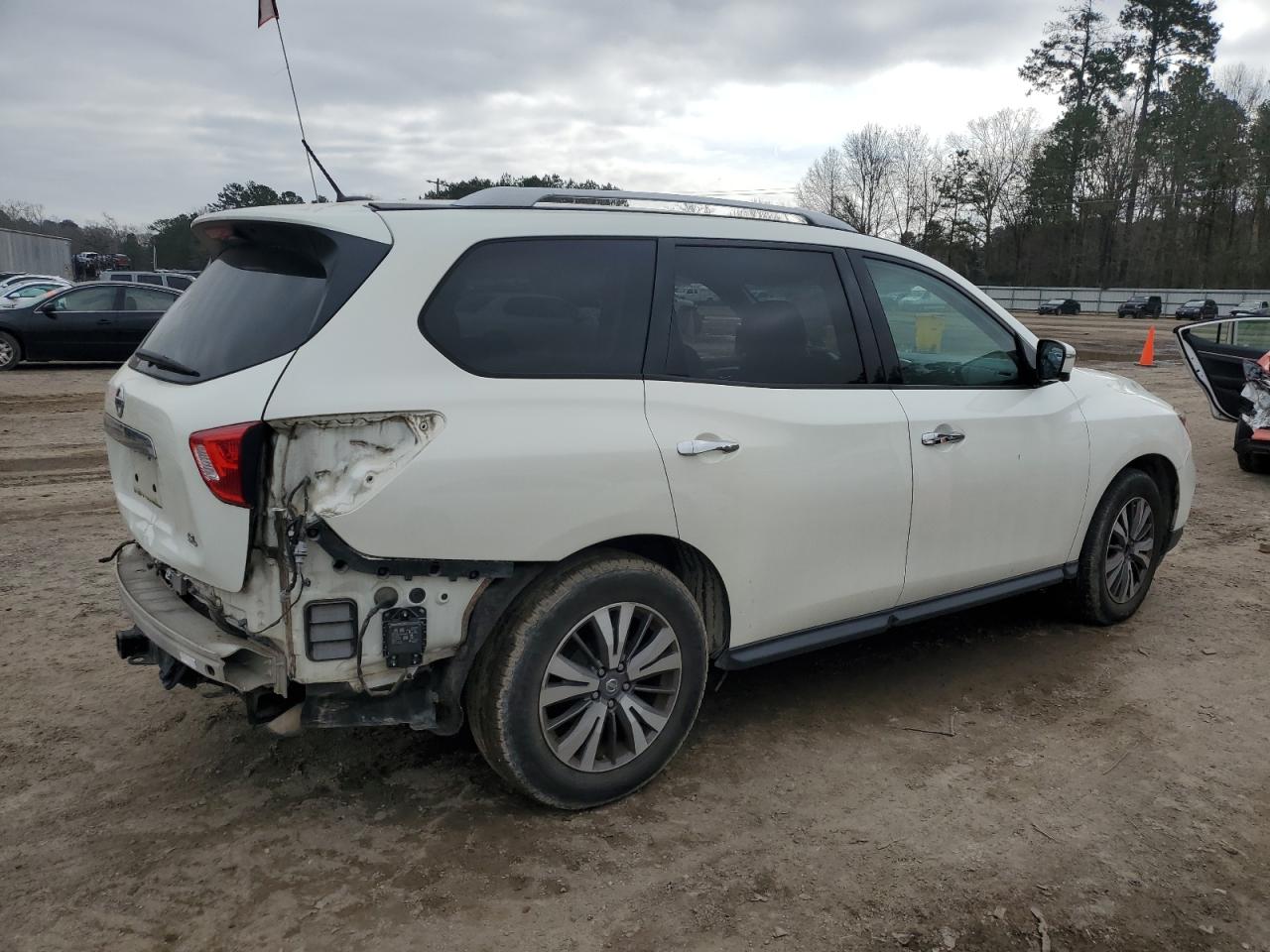 2017 Nissan Pathfinder - Image 3