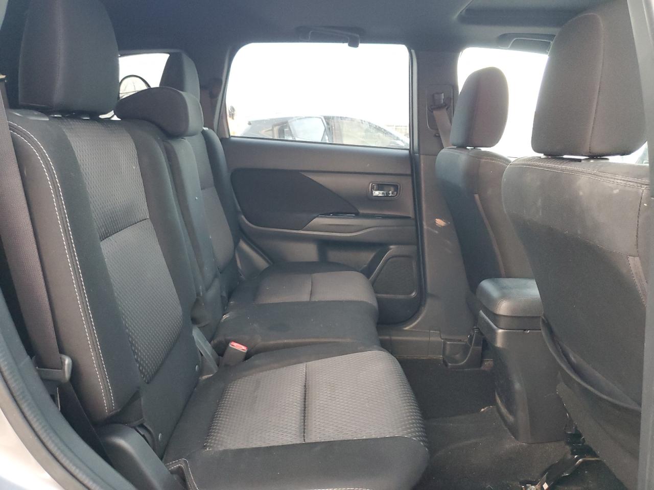 2018 Mitsubishi Outlander - Image 11
