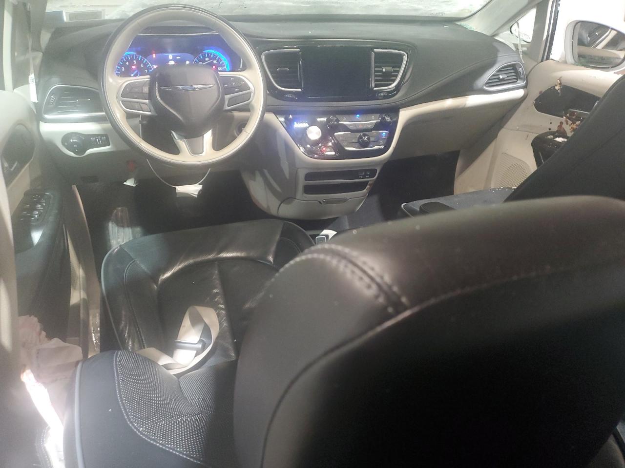 2020 Chrysler Pacifica - Image 8