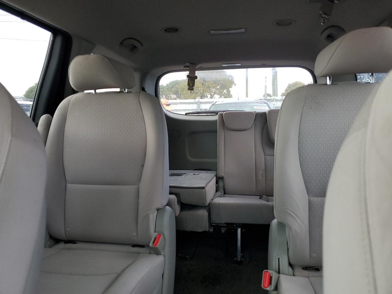 2016 Kia Sedona - Image 10