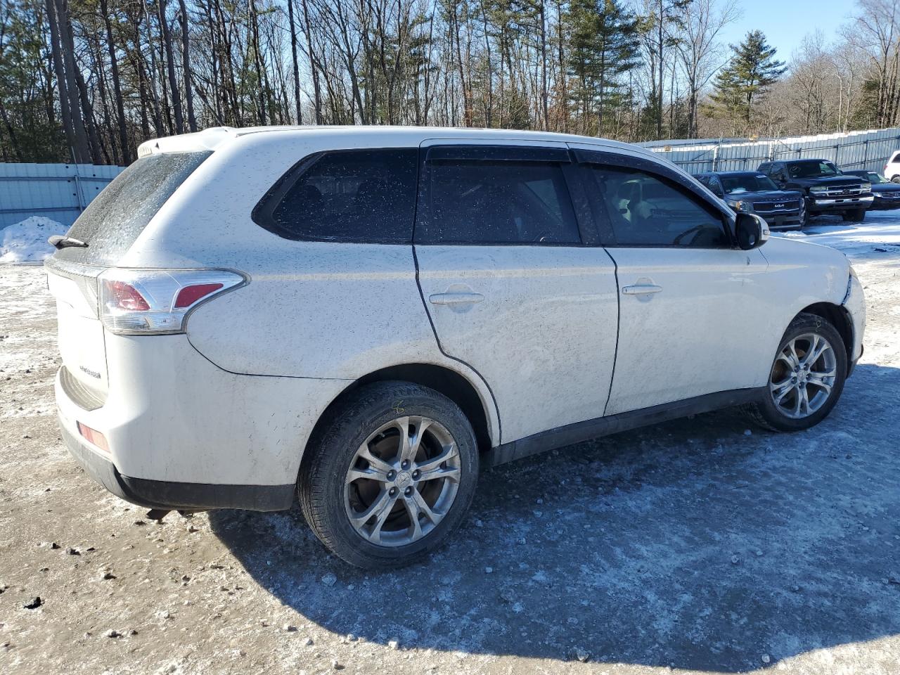 2014 Mitsubishi Outlander - Image 3
