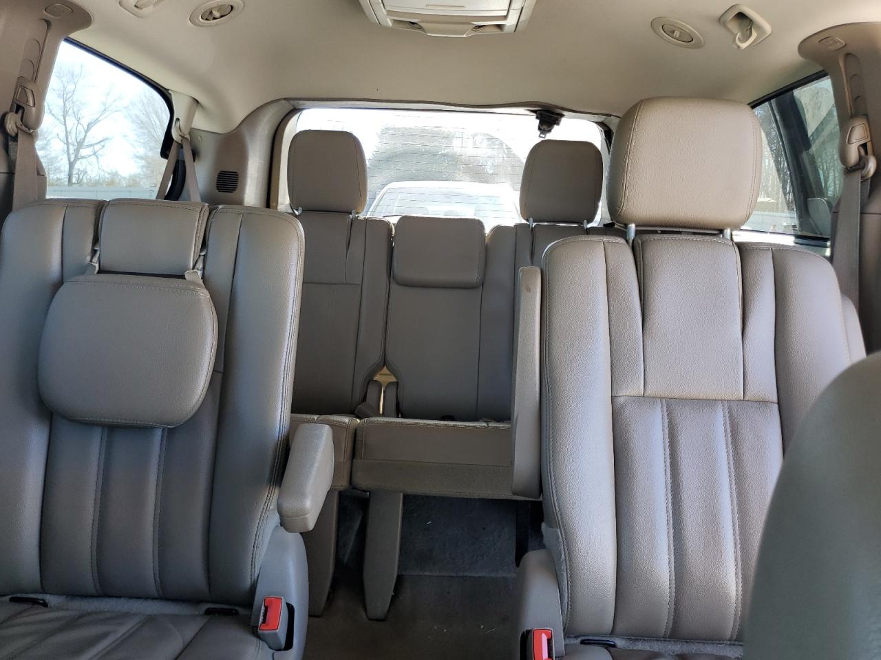 2015 Chrysler Town & Country - Image 10