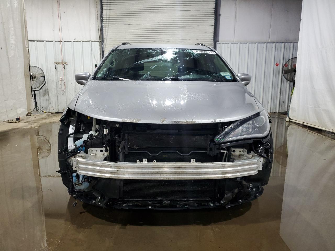 2017 Chrysler Pacifica - Image 5