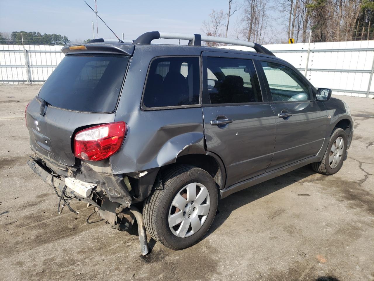 2005 Mitsubishi Outlander - Image 3
