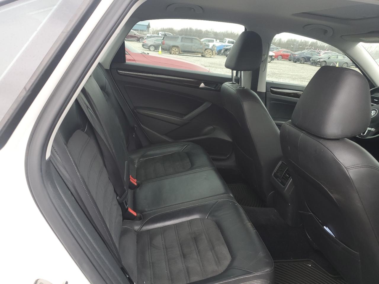 2015 Volkswagen Passat - Image 10
