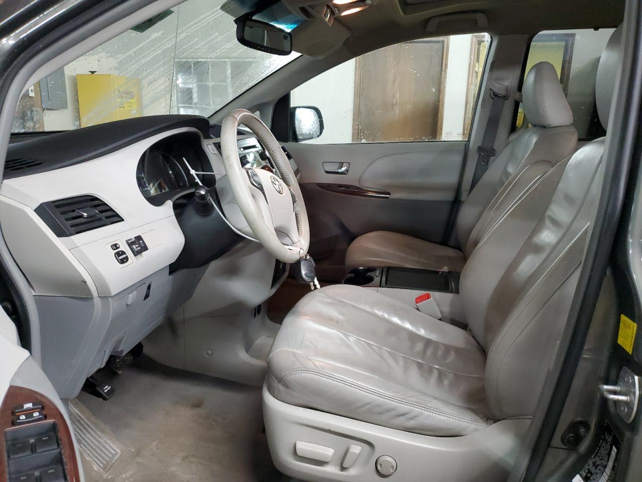 2011 Toyota Sienna - Image 7