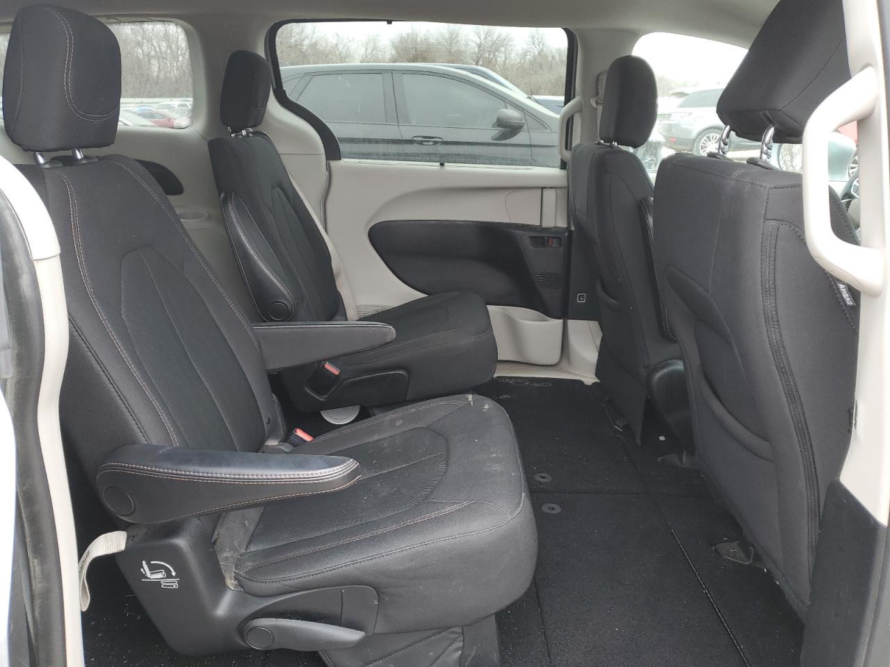 2019 Chrysler Pacifica - Image 11
