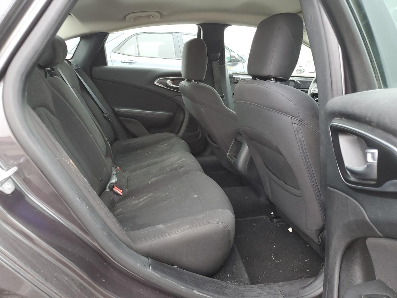 2016 Chrysler 200 - Image 10