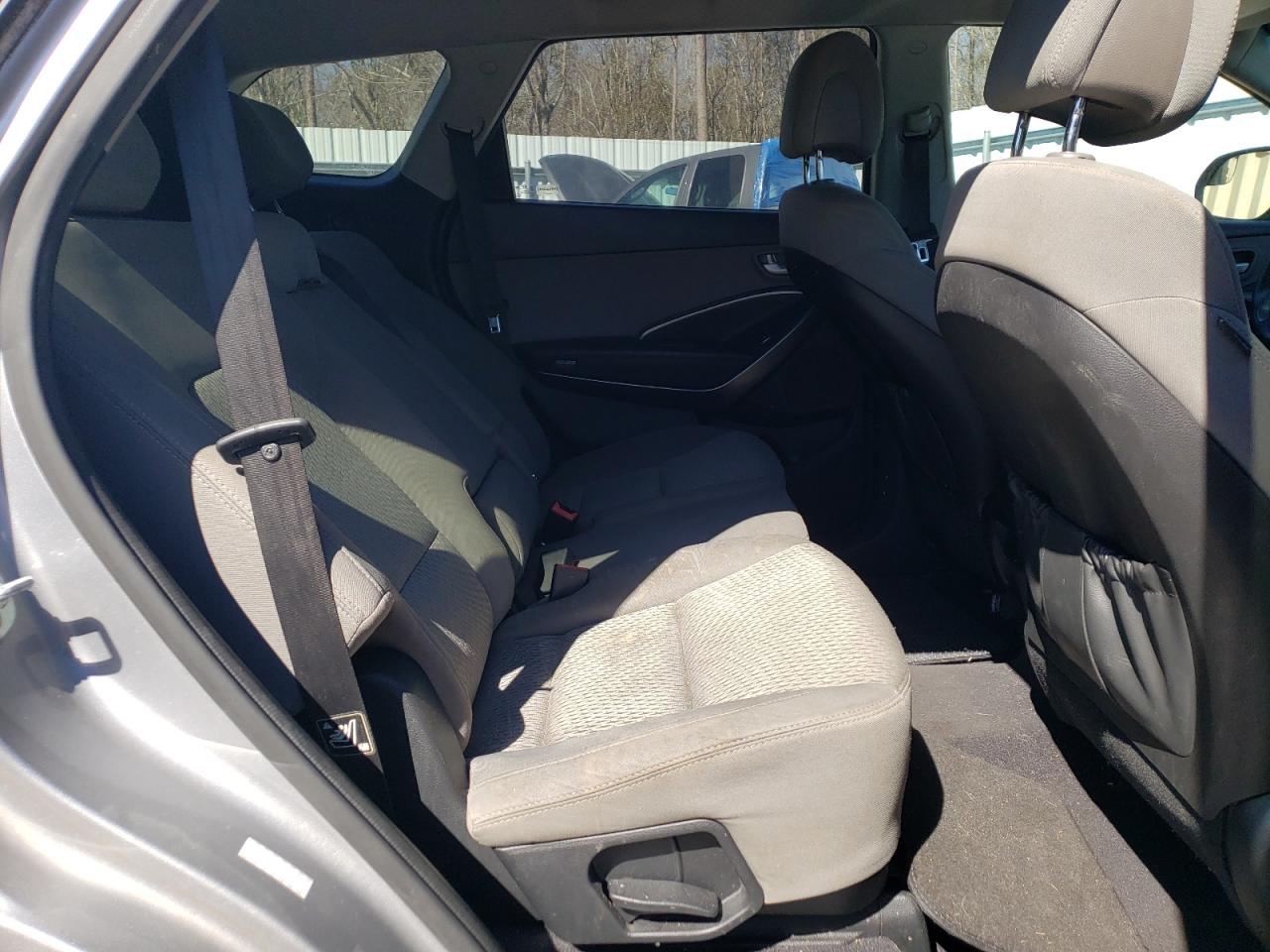 2016 Hyundai Santa Fe - Image 11