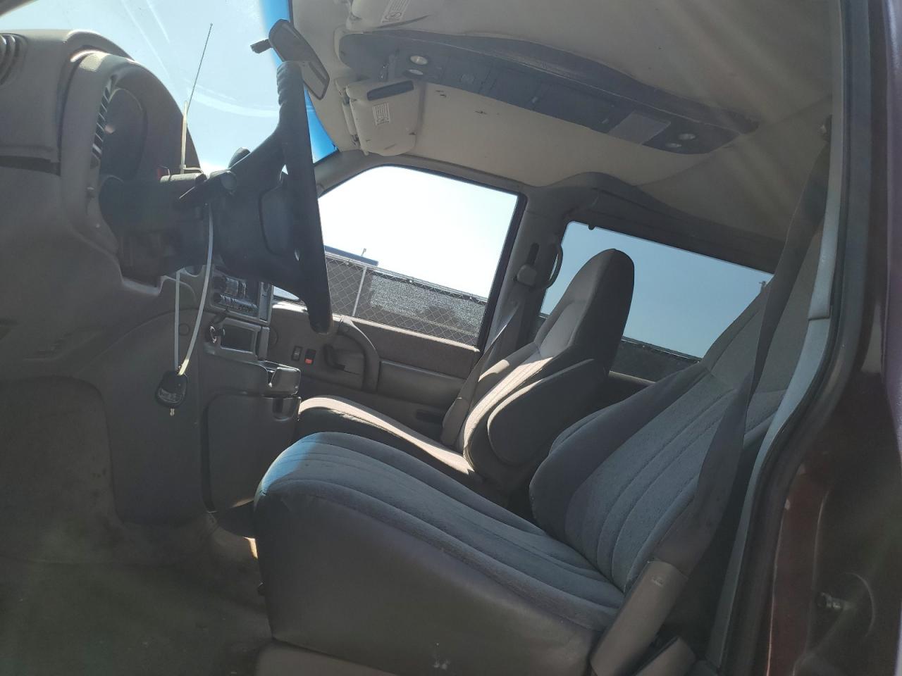 2001 Chevrolet Astro - Image 7