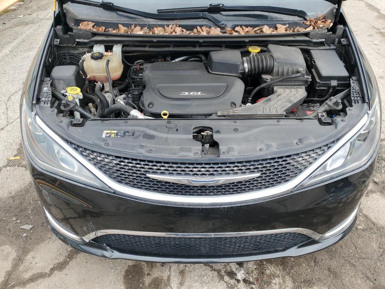 2017 Chrysler Pacifica - Image 12