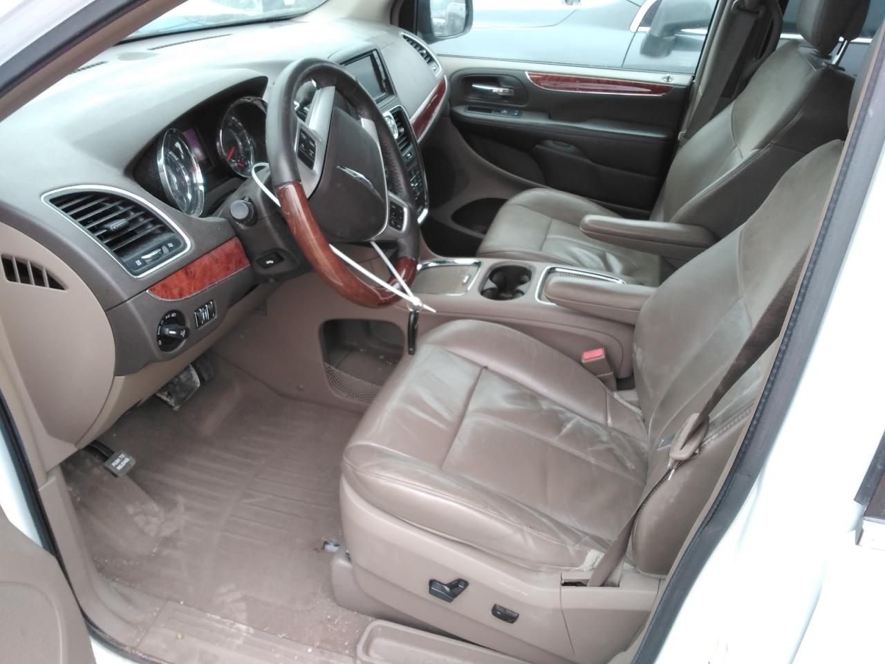 2015 Chrysler Town & Country - Image 7