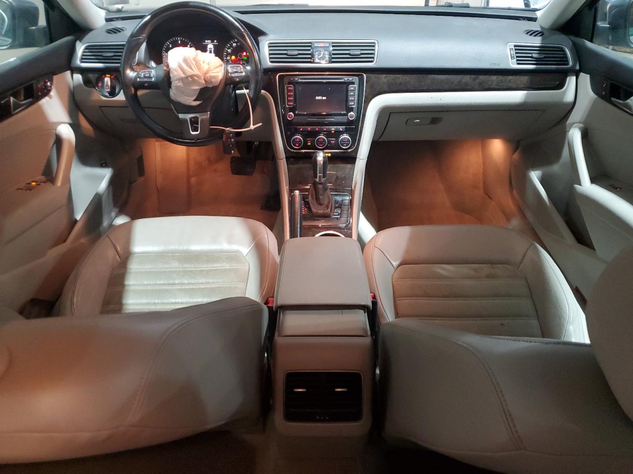 2015 Volkswagen Passat - Image 8