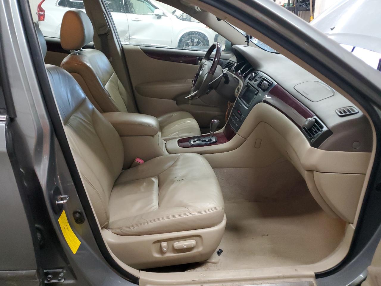 2004 Lexus ES - Image 7