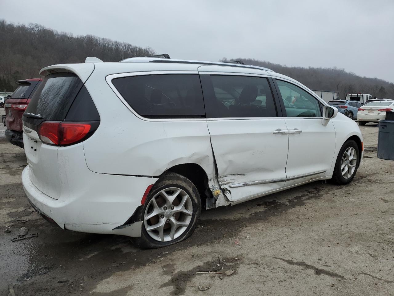 2018 Chrysler Pacifica - Image 3