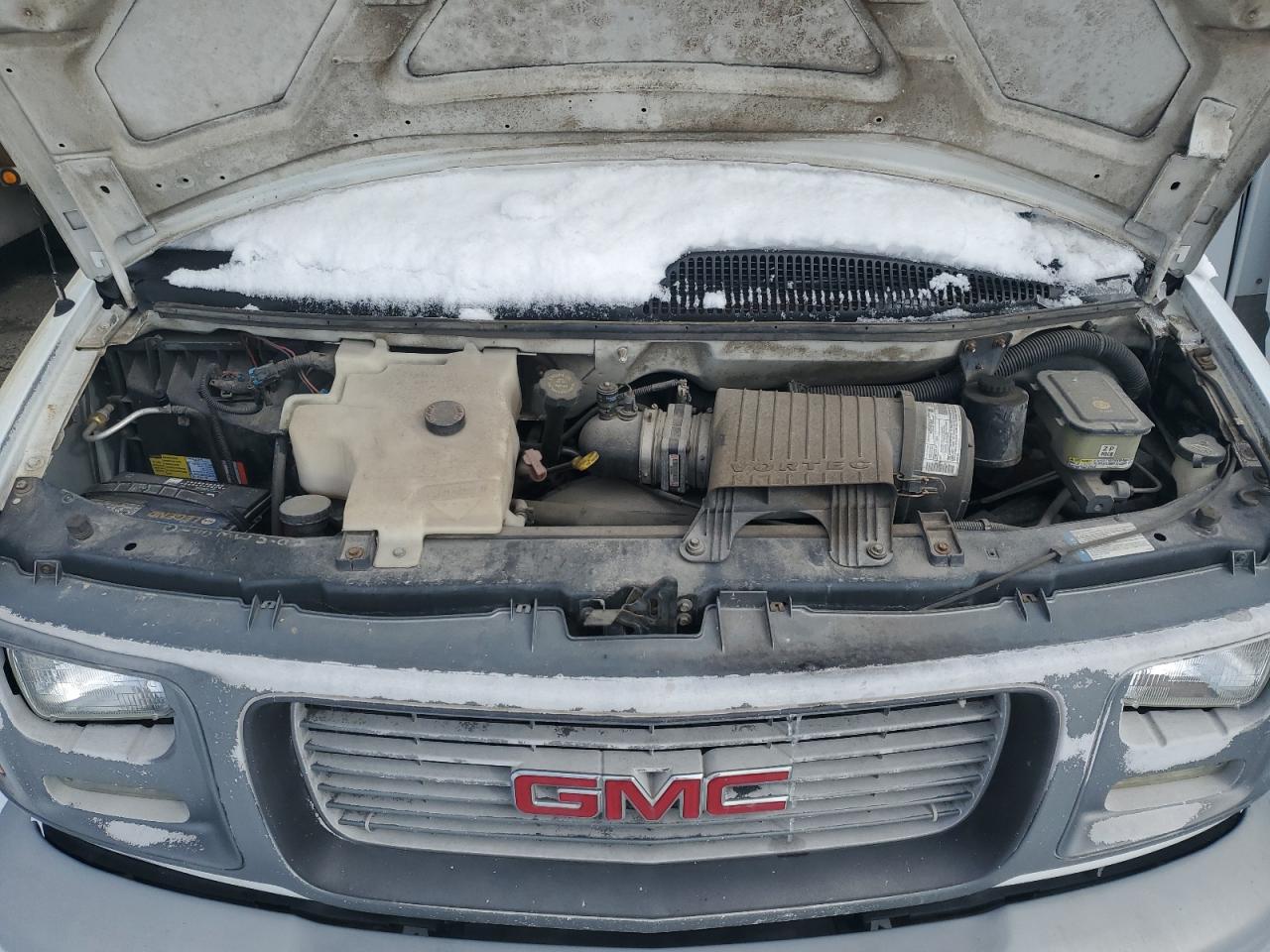2002 GMC Savana - Image 12