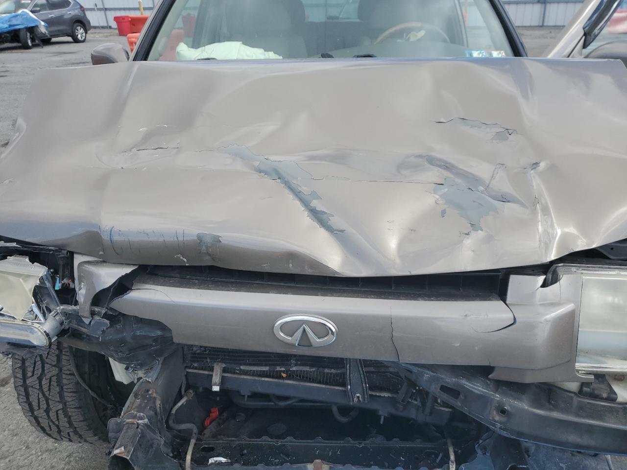 2001 Infiniti QX4 - Image 13