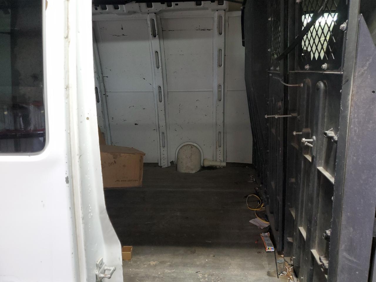 2010 Chevrolet Express - Image 11