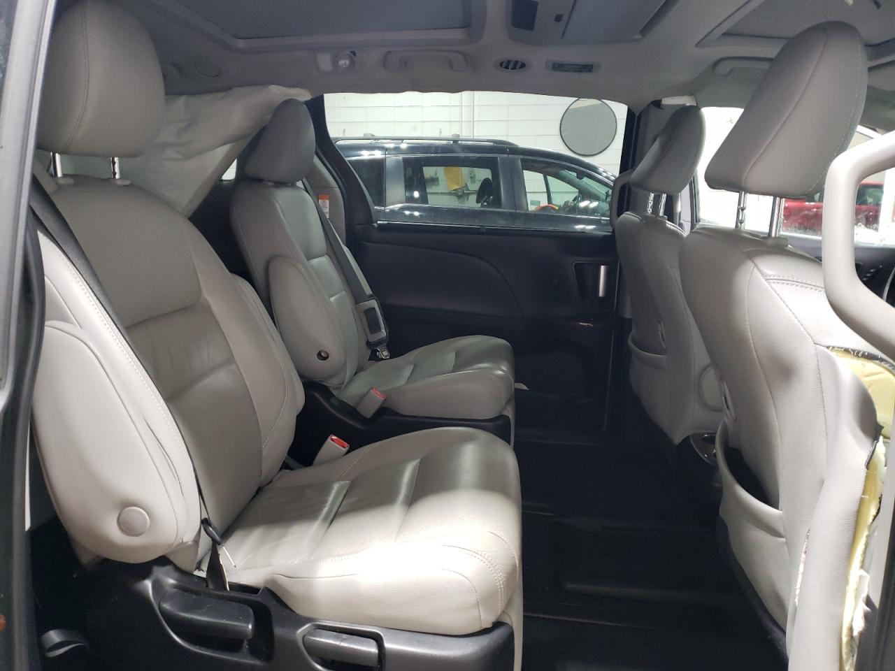 2018 Toyota Sienna - Image 11