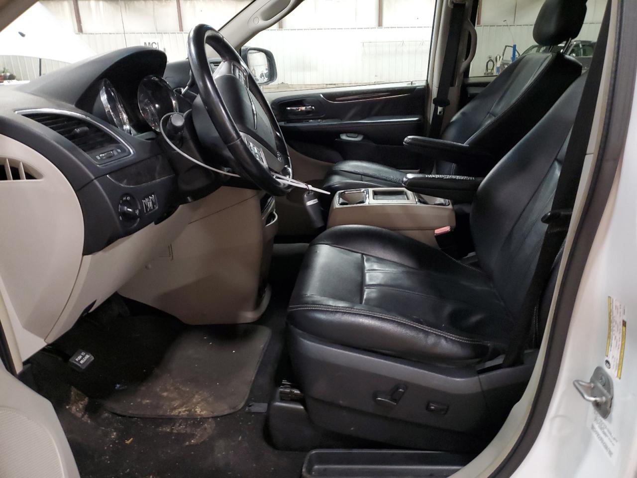 2014 Chrysler Town & Country - Image 7