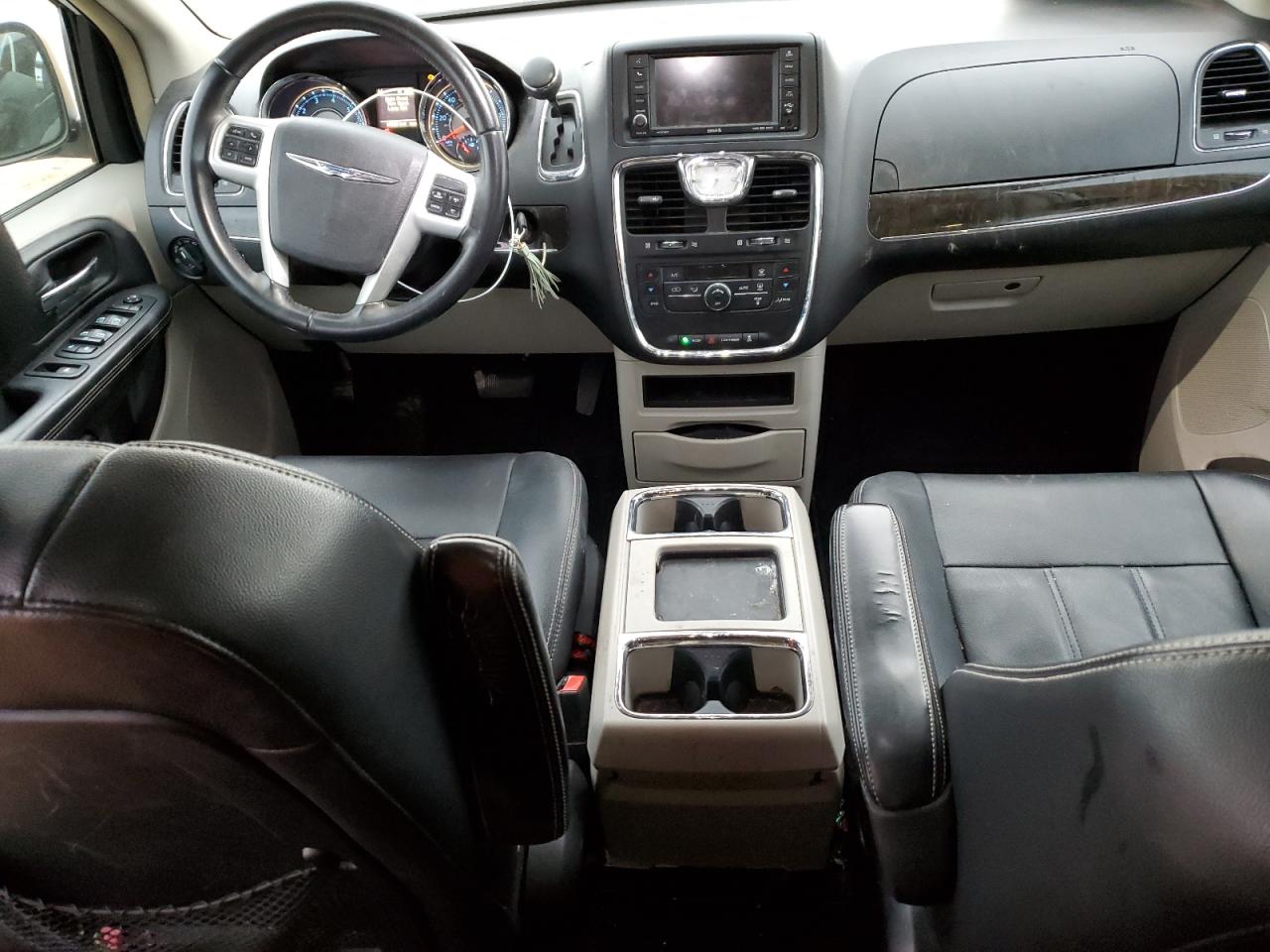 2016 Chrysler Town & Country - Image 8