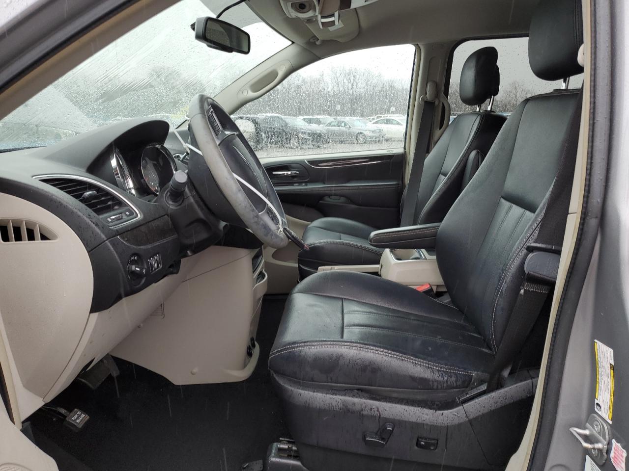 2014 Chrysler Town & Country - Image 7