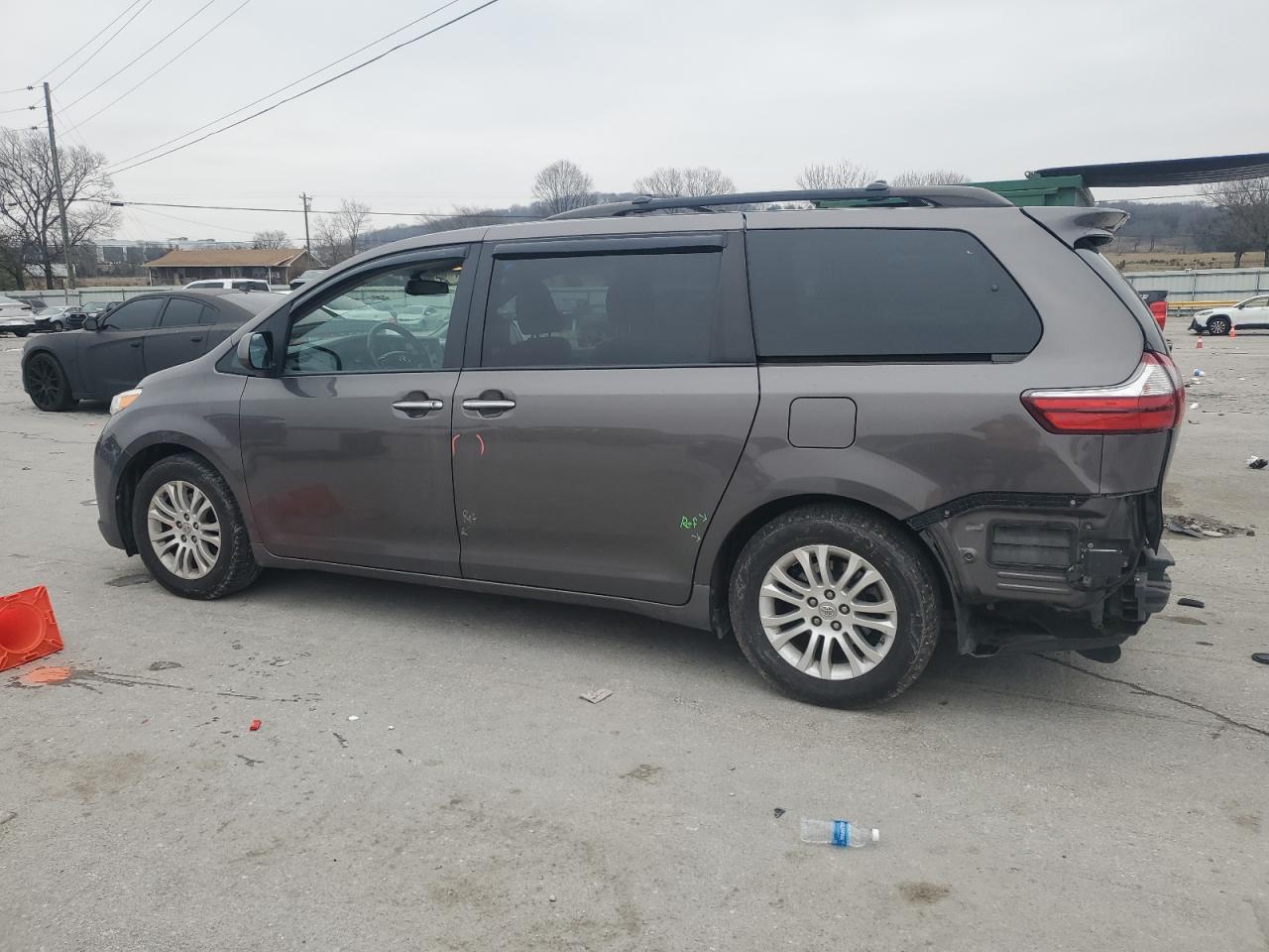 2015 Toyota Sienna - Image 2