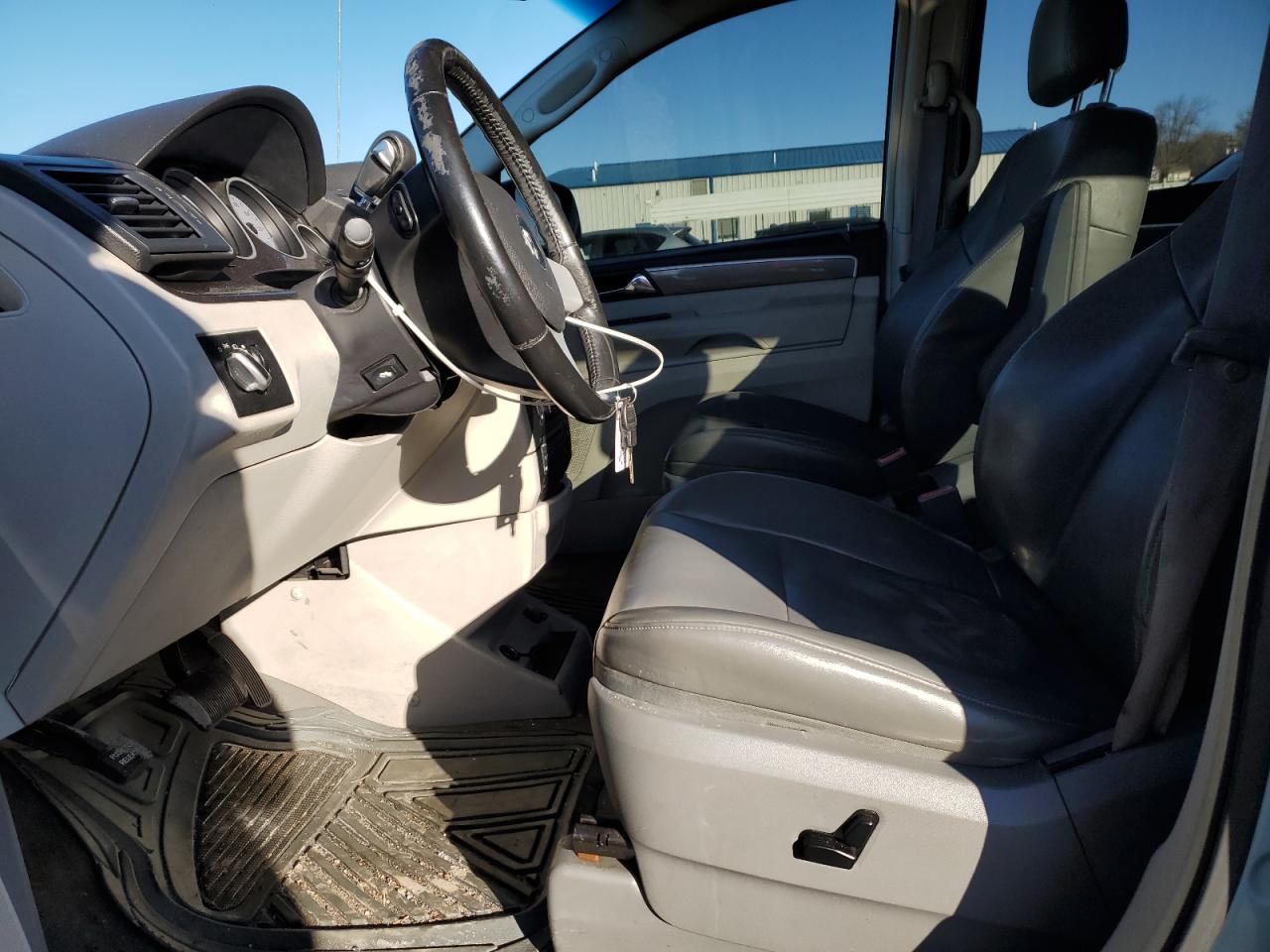 2010 Volkswagen Routan - Image 7