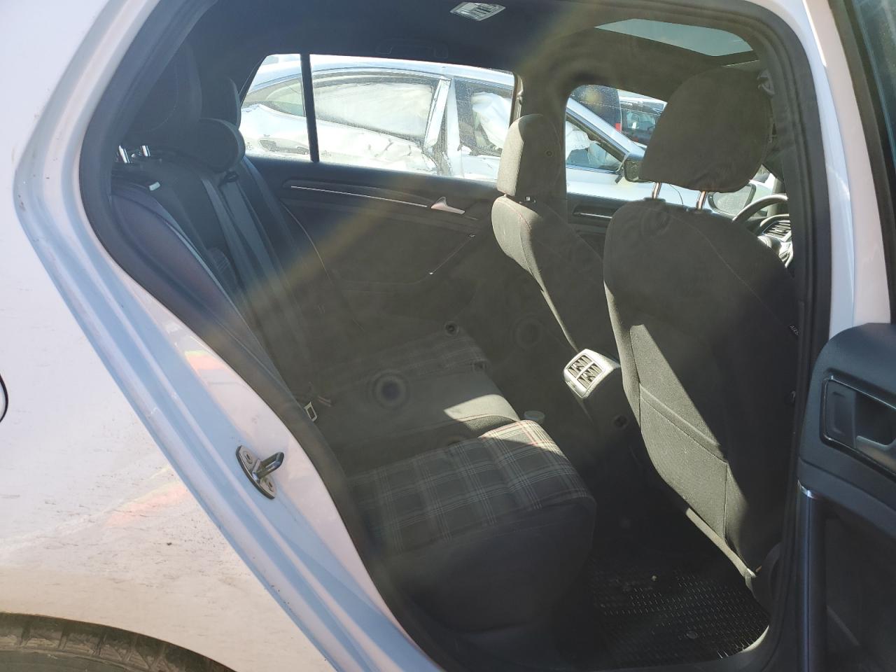 2015 Volkswagen GTI - Image 10