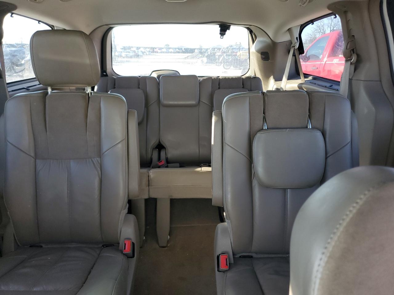 2013 Chrysler Town & Country - Image 10